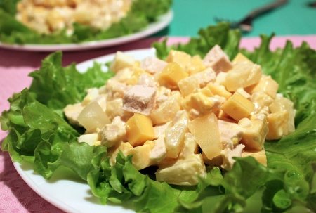 Салат з курки та ананасів