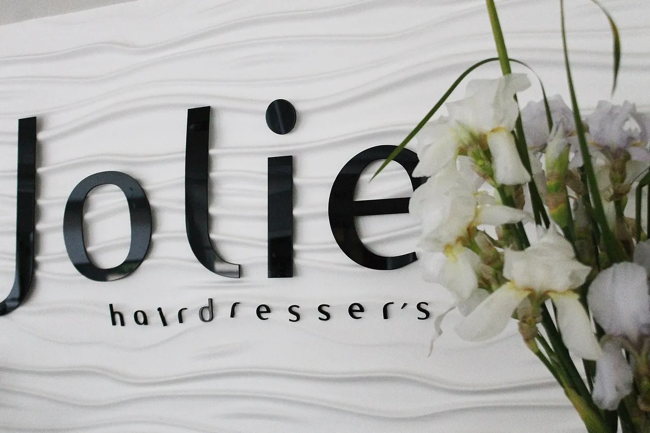 Салон краси Jolie Hair Studio