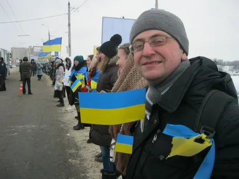 Рекорд не вдався: ланцюг єдності у Хмельницькому зібрав лише сотню людей — фото 1
