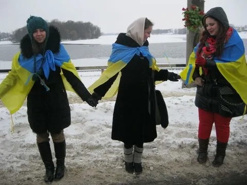 Рекорд не вдався: ланцюг єдності у Хмельницькому зібрав лише сотню людей — фото 2