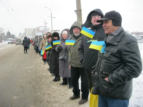 Рекорд не вдався: ланцюг єдності у Хмельницькому зібрав лише сотню людей — фото 4