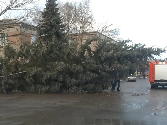 У Красилові електроопора ледь не розчавила автомобіль — фото 1