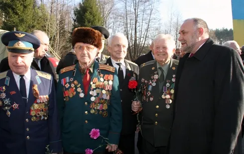 Хмельниччиною крокує Всеукраїнська естафета пам'яті “Слава визволителям України” — фото 1