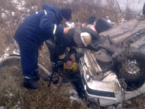 У Новоушицькому районі перекинувся автомобіль із сім'єю — фото 1