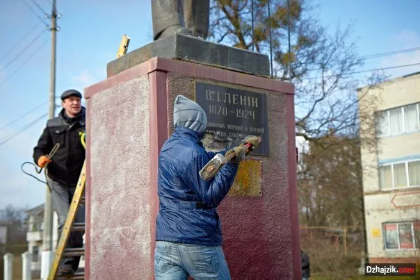 У Славуті зруйнували пам'ятник Леніну (Фоторепортаж) — фото 4