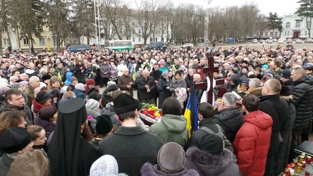 У Хмельницькому попрощалися із вбитою Людмилою Шеремет (Фоторепортаж) + (Відео) — фото 1