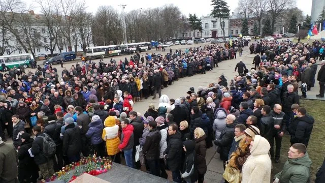 У Хмельницькому попрощалися із вбитою Людмилою Шеремет (Фоторепортаж) + (Відео) — фото 4