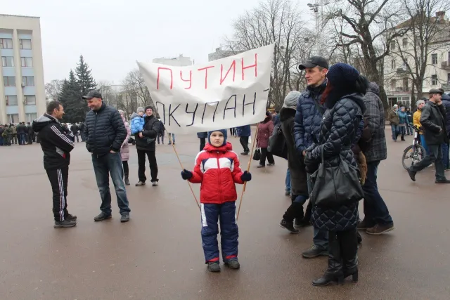 Хмельничани на недільному віче рішуче засудили агресію Кремля проти України (Фоторепортаж) — фото 8