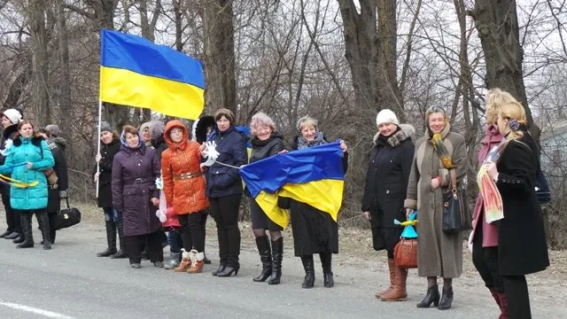 Хмельницькі педагоги «пов’язали» ланцюгами миру усі під’їзди до міста (Фоторепортаж) + (Відео) — фото 1