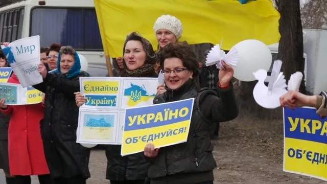 Хмельницькі педагоги «пов’язали» ланцюгами миру усі під’їзди до міста (Фоторепортаж) + (Відео) — фото 2