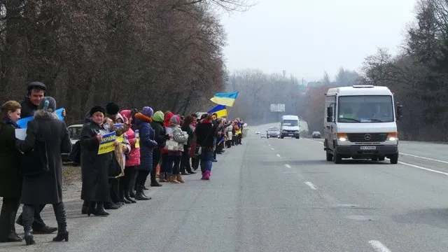 Хмельницькі педагоги «пов’язали» ланцюгами миру усі під’їзди до міста (Фоторепортаж) + (Відео) — фото 3