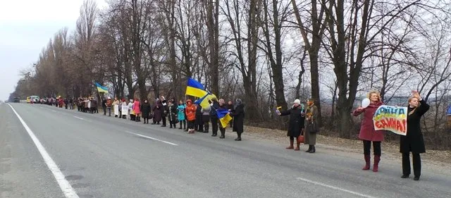 Хмельницькі педагоги «пов’язали» ланцюгами миру усі під’їзди до міста (Фоторепортаж) + (Відео) — фото 4