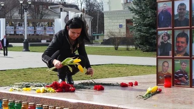Фотографіями Героїв Майдану обклеїли скульптуру «Віра. Надія. Любов» (Фоторепортаж) + (Відео) — фото 1