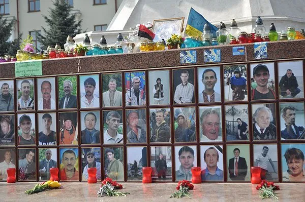 Фотографіями Героїв Майдану обклеїли скульптуру «Віра. Надія. Любов» (Фоторепортаж) + (Відео) — фото 2