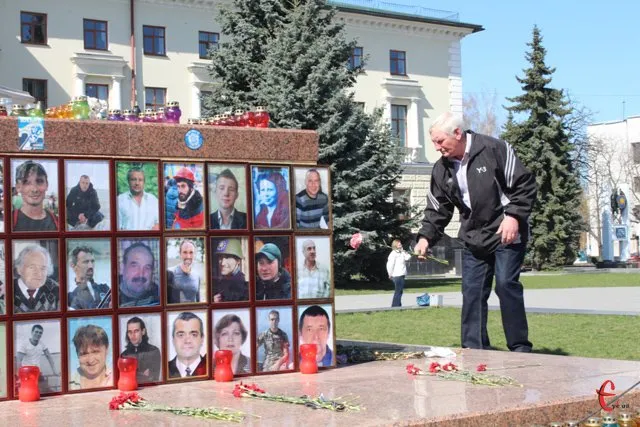 У Хмельницькому вшанували 40 днів з трагічних подій 18-20 лютого (Фоторепортаж) + (Відео) — фото 1