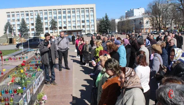 У Хмельницькому вшанували 40 днів з трагічних подій 18-20 лютого (Фоторепортаж) + (Відео) — фото 3