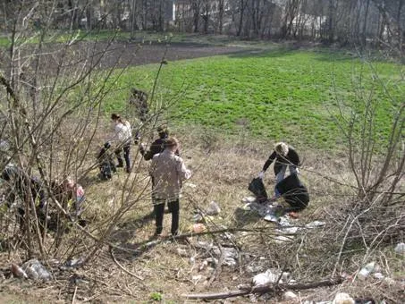 Жителі Хмельницького продовжують прибирати та озеленювати рідне місто (Фото) — фото 2