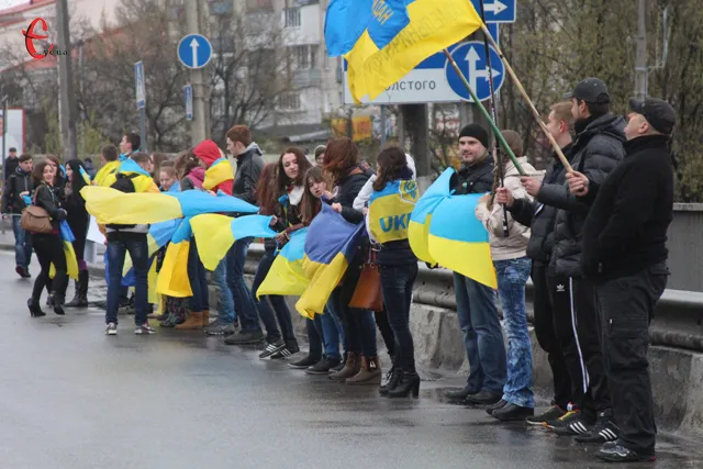 В суботу, 12 квітня, хмельничани долучилися до всеукраїнської акції «Ланцюг єднання» (Фоторепортаж) + (Відео) — фото 1