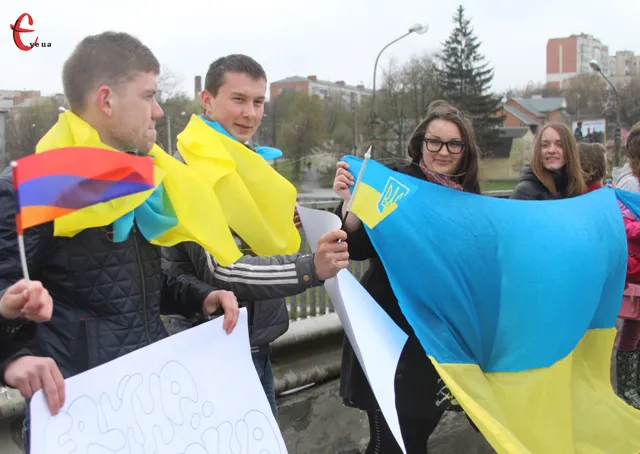 В суботу, 12 квітня, хмельничани долучилися до всеукраїнської акції «Ланцюг єднання» (Фоторепортаж) + (Відео) — фото 2