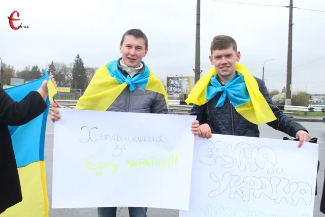 В суботу, 12 квітня, хмельничани долучилися до всеукраїнської акції «Ланцюг єднання» (Фоторепортаж) + (Відео) — фото 3