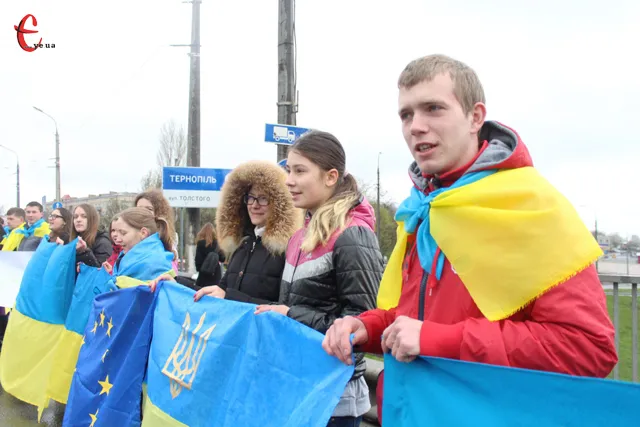 В суботу, 12 квітня, хмельничани долучилися до всеукраїнської акції «Ланцюг єднання» (Фоторепортаж) + (Відео) — фото 4