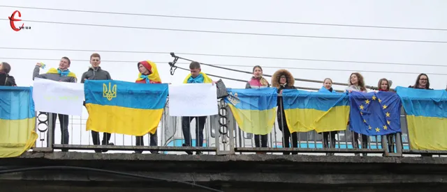 В суботу, 12 квітня, хмельничани долучилися до всеукраїнської акції «Ланцюг єднання» (Фоторепортаж) + (Відео) — фото 5