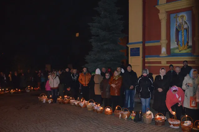 Хмельничани освячують великодні кошики (Фото) — фото 1