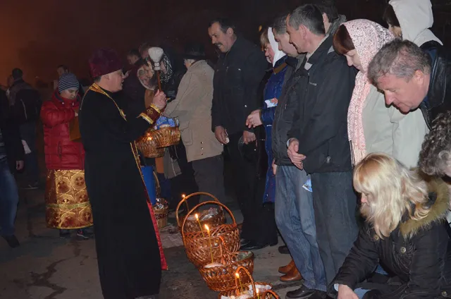 Хмельничани освячують великодні кошики (Фото) — фото 4