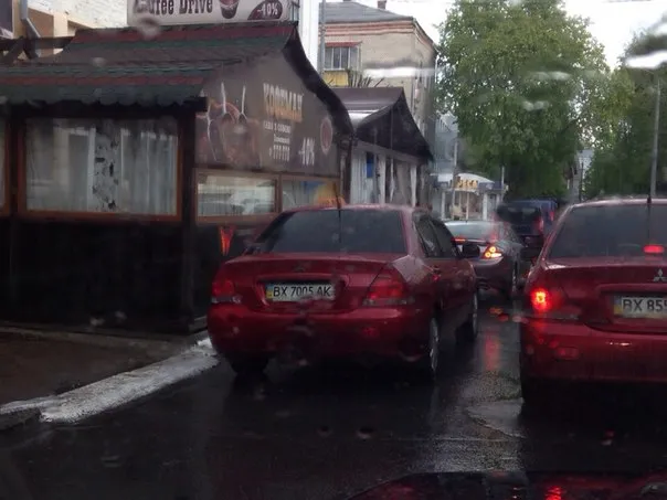 Припаркувалися на газоні чи тротуарі – будьте готові, що про це дізнається все місто (Фоторепортаж) — фото 4