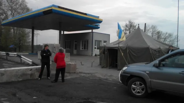 На в'їзді до Хмельницького автомайданівці встановили блокпост із залізобетонних блоків (Фото) — фото 1