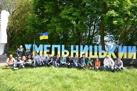 «Хмельницький» тепер майоріють блакитно-жовтими кольорами (Фото) — фото 1