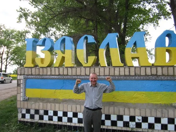 Вказівники міст Хмельниччини продовжують розфарбовувати у національні кольори (Фото) — фото 1