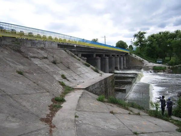 Вказівники міст Хмельниччини продовжують розфарбовувати у національні кольори (Фото) — фото 2