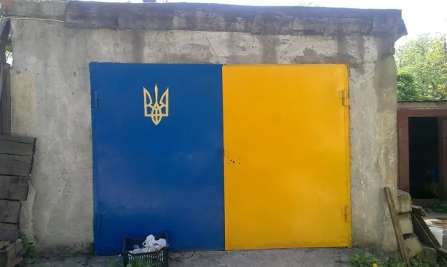 У Хмельницькому, розфарбовують гаражі та балкони в синьо-жовті кольори — фото 1