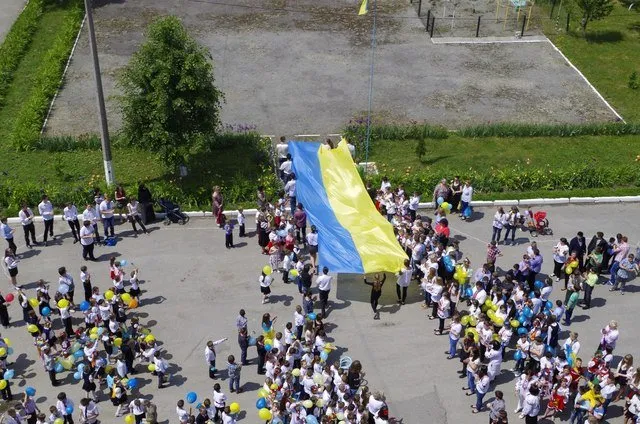 У Кам'янець-Подільському відбувся флешмоб «Я українець і пишаюсь цим» (Фото) — фото 1