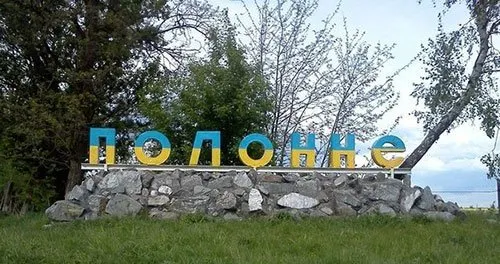 На Хмельниччині триває фарбування вказівників райцентрів у національні кольори (Фото) — фото 1