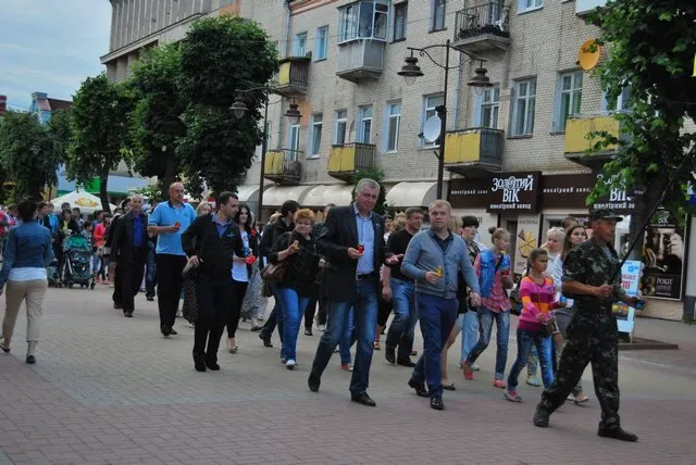 Хмельничани вшанували поминальною ходою, пам’ять жертв війни в Україні (Фото) — фото 1