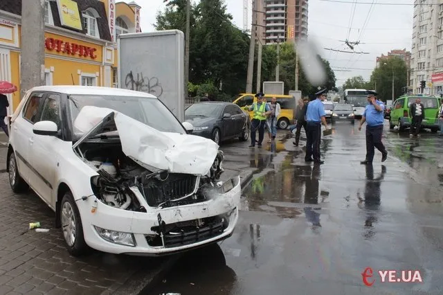 Внаслідок ДТП, до лікарні госпіталізували вагітну жінку та дитину (Фото) — фото 4