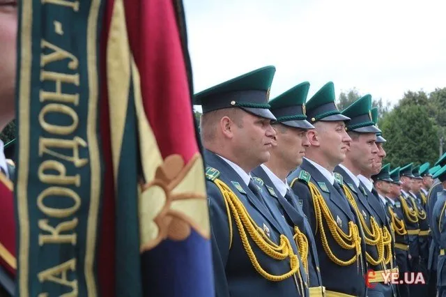 Прикордонна академія відсвяткувала випуск під вигуки «Гірко!» (Фоторепортаж) + (Відео) — фото 3