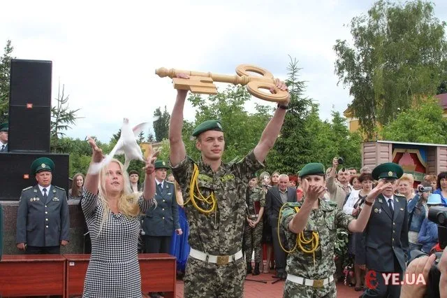 Прикордонна академія відсвяткувала випуск під вигуки «Гірко!» (Фоторепортаж) + (Відео) — фото 4