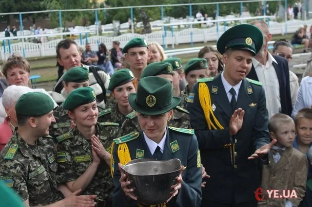 Прикордонна академія відсвяткувала випуск під вигуки «Гірко!» (Фоторепортаж) + (Відео) — фото 6