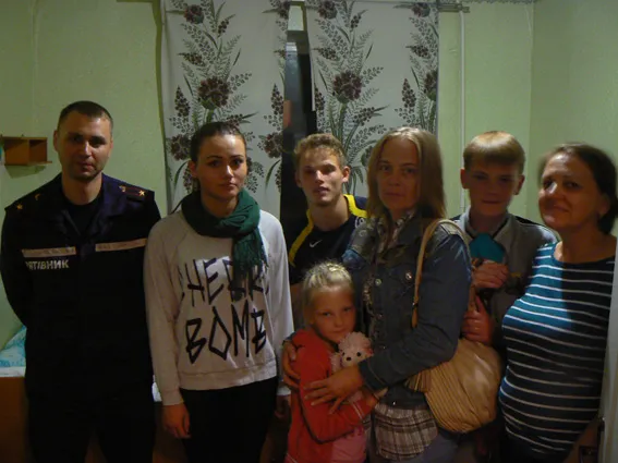 Рятувальники Хмельницького зустріли та допомогли сім’ї, яка переїхала з Луганської області (ФОТО) — фото 1