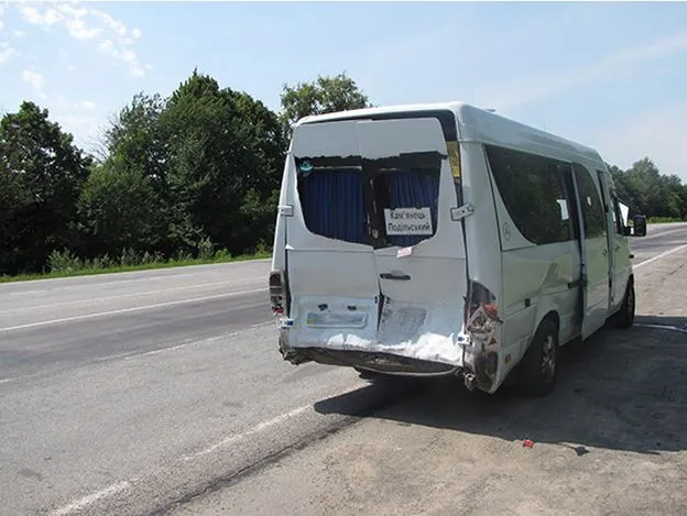 Позашляховик протаранив «бус» із 10-ма пасажирами, серед яких двоє дітей — фото 1