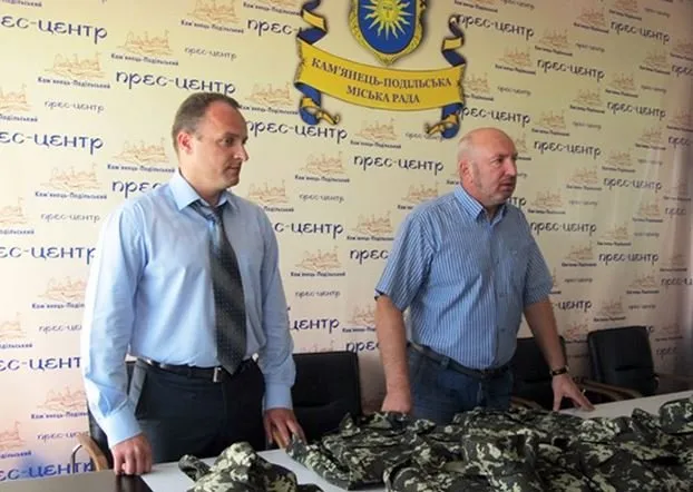 Діти подарували міліціонерам військову форму (Фото) — фото 2