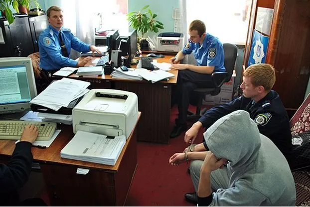 На Хмельниччині викрили групу юнаків, які обкрадали сільські магазини (Відео) — фото 1