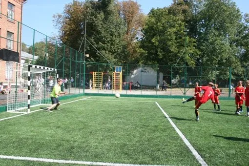 Хмельницька ЗОШ №18 отримала сучасний спортивний майданчик — фото 1