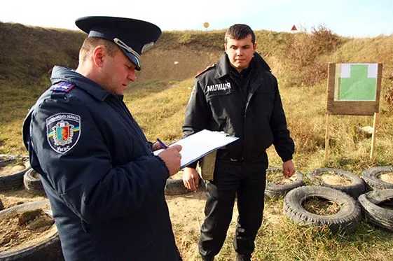 Хмельницькі правоохоронці вправлялись у стрільбі із автомата Калашникова (Фото) — фото 2