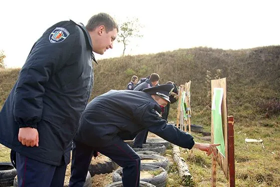Хмельницькі правоохоронці вправлялись у стрільбі із автомата Калашникова (Фото) — фото 3