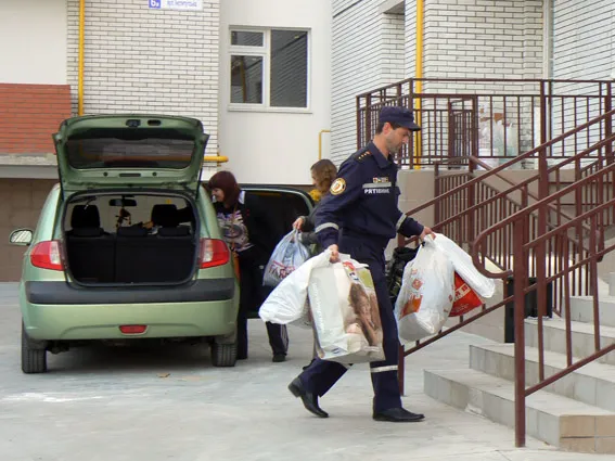 Рятувальники разом із благодійниками допомагають дітям із Сходу теплим одягом та взуттям (Фото) — фото 1