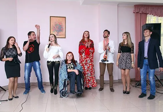 Правоохоронців, які були поранені під Іловайськом, лікують чарівними звуками музики — фото 3